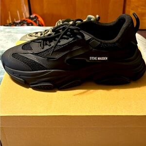 Women sneakers only worn once. New condition.